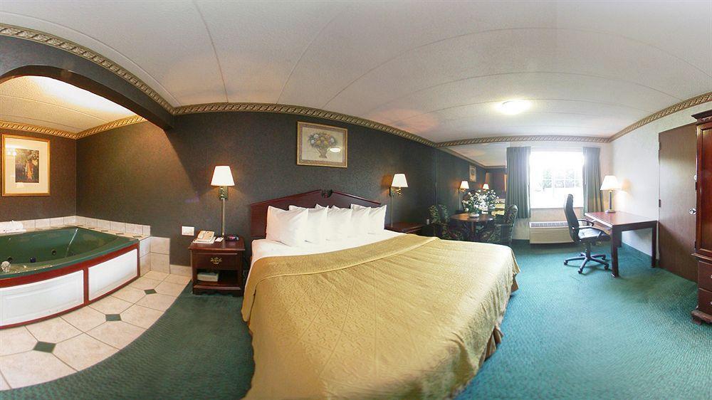 Quality Inn & Conference Center Maple Shade Bagian luar foto