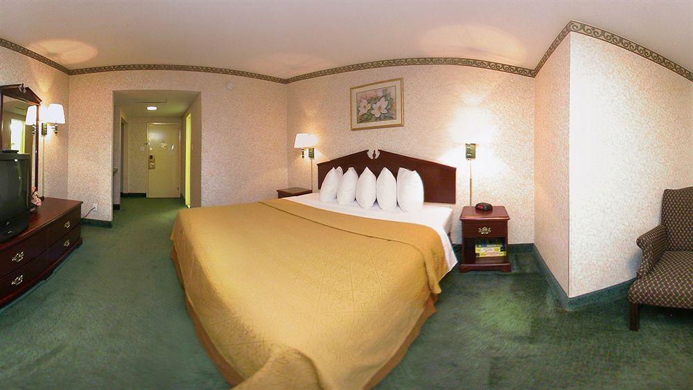 Quality Inn & Conference Center Maple Shade Bagian luar foto
