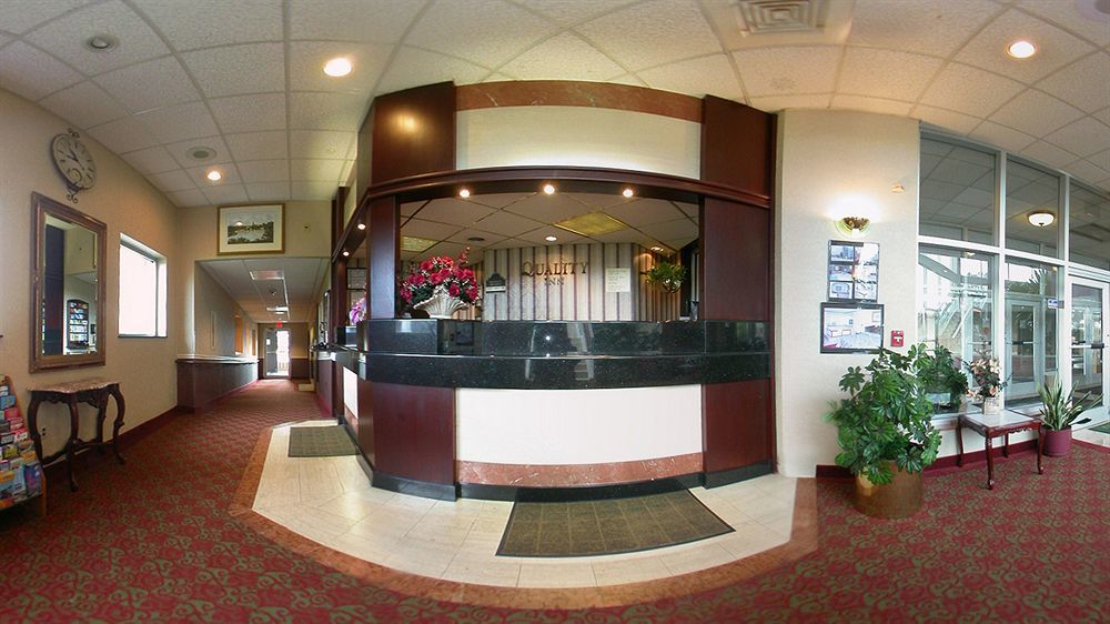 Quality Inn & Conference Center Maple Shade Bagian luar foto
