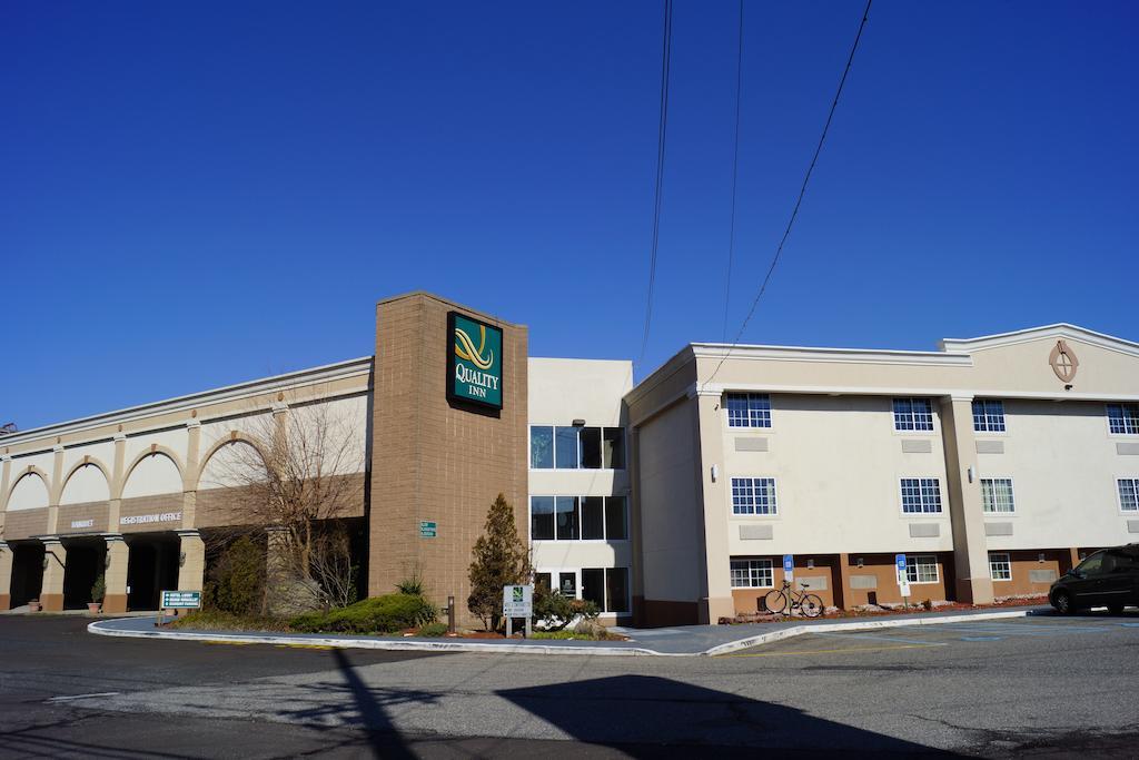 Quality Inn & Conference Center Maple Shade Bagian luar foto
