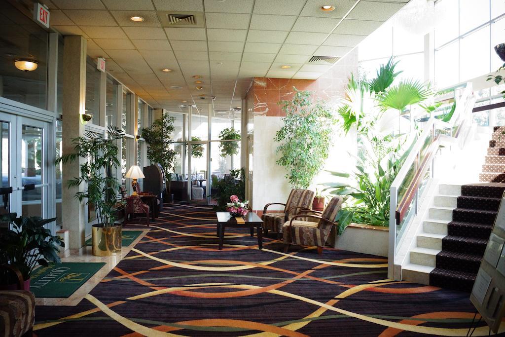 Quality Inn & Conference Center Maple Shade Bagian luar foto