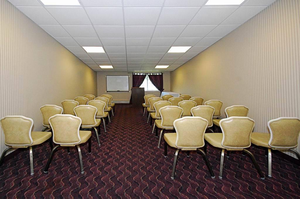 Quality Inn & Conference Center Maple Shade Bagian luar foto