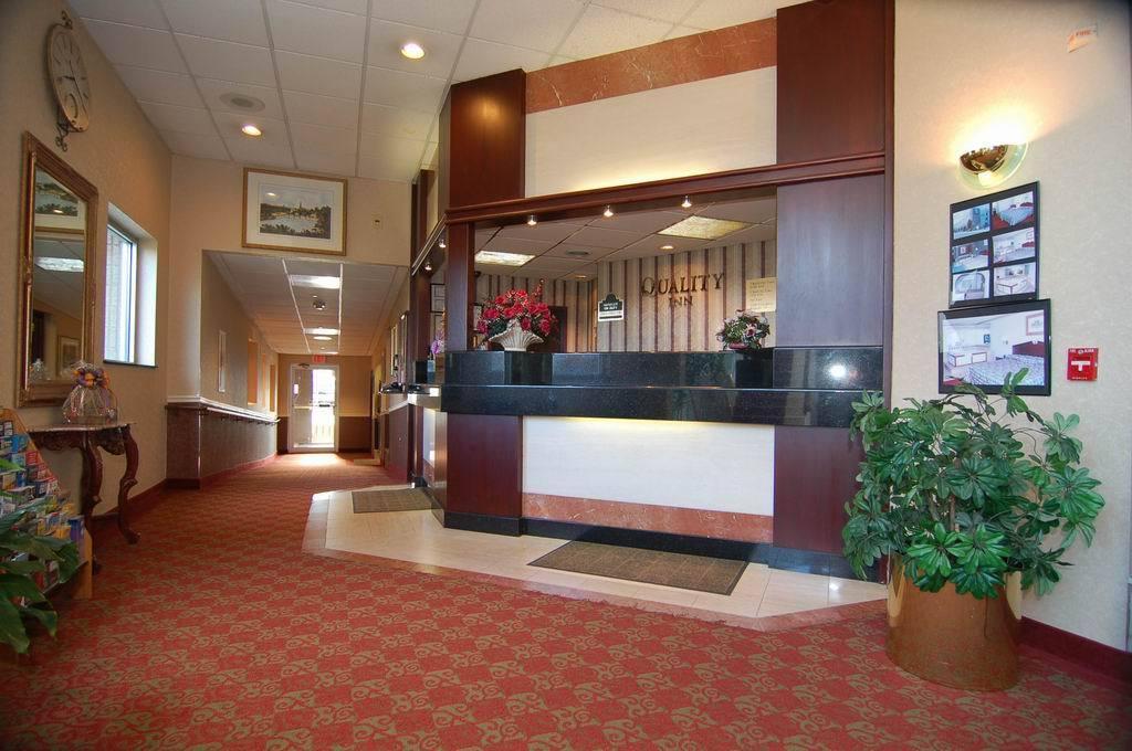 Quality Inn & Conference Center Maple Shade Bagian luar foto